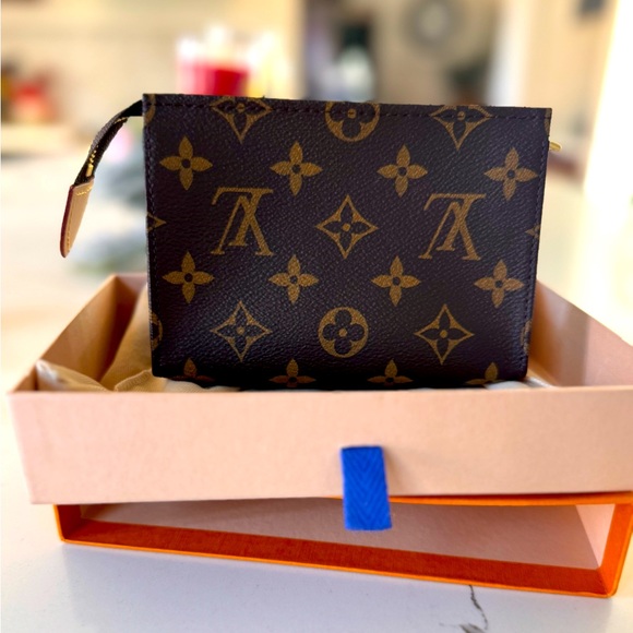 Louis Vuitton monogram toiletry pouch - Picture 1 of 9